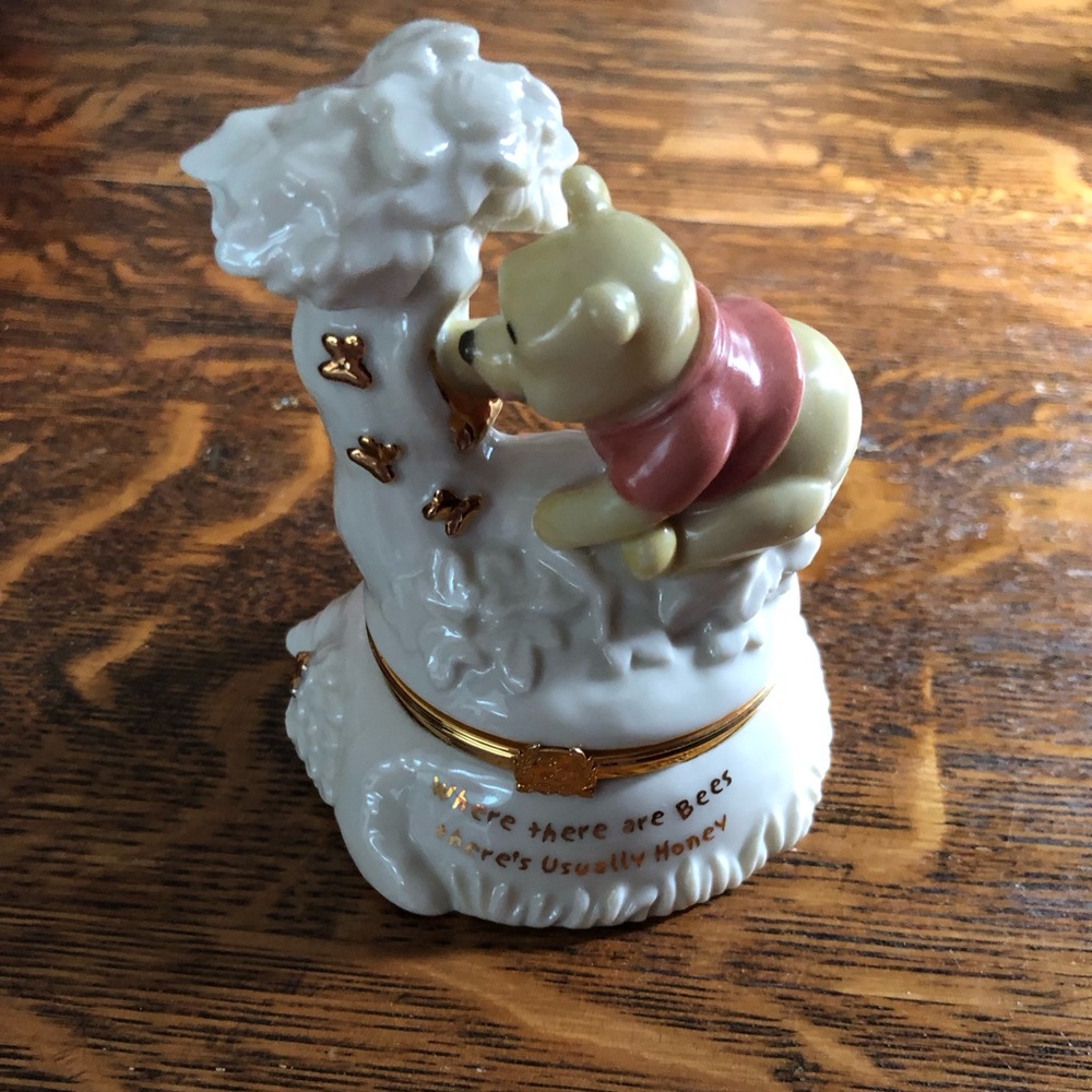 Lenox Disney Pooh's Treasure Of Honey Figurine